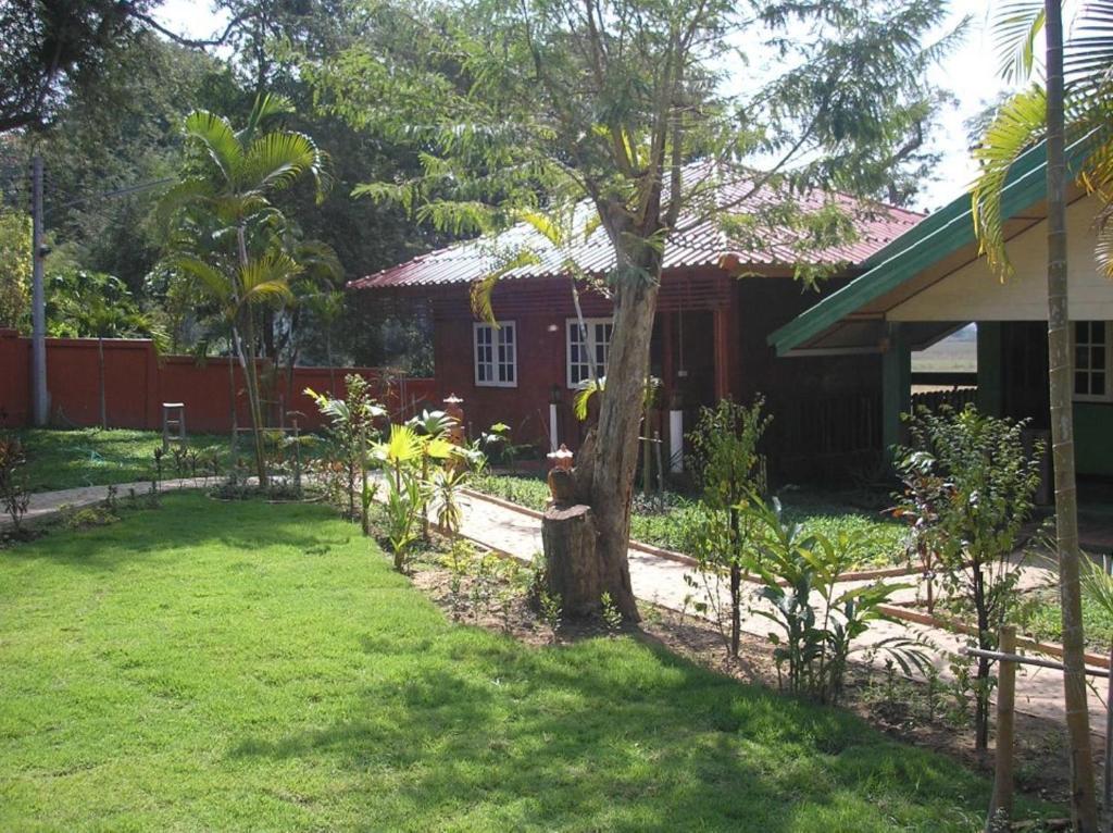 Tamarind Grand Resort Mae Sariang Exterior foto